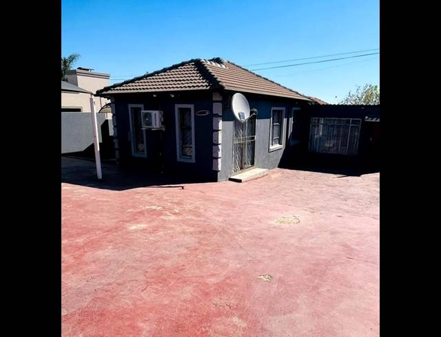 3 BEDROOM HOUSE FOR SALE IN COSMO CITY